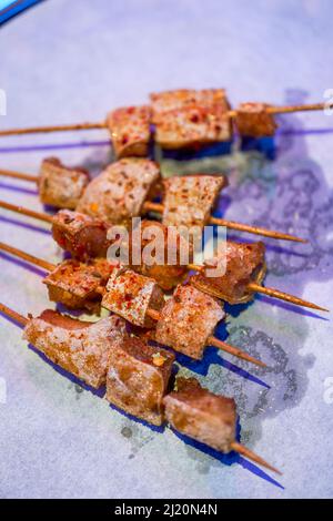 Ein knuspriger und köstlicher gegrillter Mango Fish Belly Spieß Stockfoto