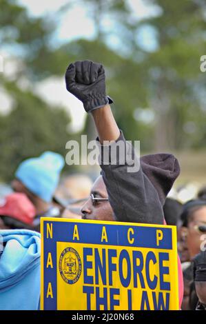 Afro-Demo über Polizeimorde an Schwarzen in Georgien, Keine Jobs, kein Frieden, keine Gerechtigkeit, Faust, COLUMBUS GA USA NAACP SCLC Stockfoto