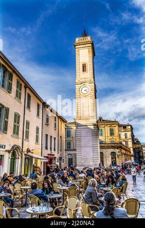 Outdoor Restaurant Diners Touristen Old Clock Tower Plaza Street Geschäfte Nimes Gard Frankreich. 1700s umgebaut ursprünglich ein Glockenturm aus dem Jahr 1500s Stockfoto