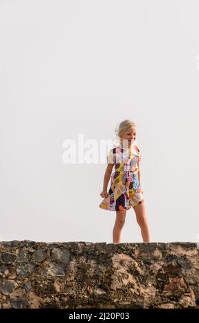 Galle, Sri Lanka - 02 15 2022: Ein glückliches kaukasisches Mädchen spaziert am Abend auf den Galle Festungsmauern. Stockfoto