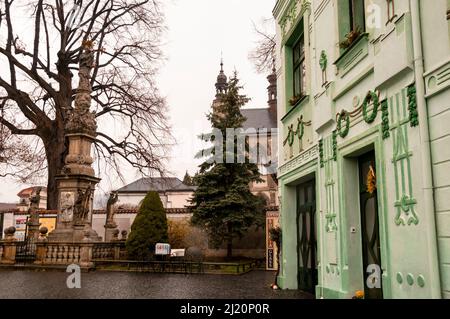 Pestsäulenfriedhof der gotischen Allerheiligen-Kirche im Vorort Sedlec, Kutná Hora, Tschechische Republik, neben dem böhmischen Barock. Stockfoto