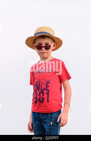 Galle, Sri Lanka - 02 15 2022: Netter Junge mit Hut und Sonnenbrille posiert für ein Foto in Galle Fort. Stockfoto