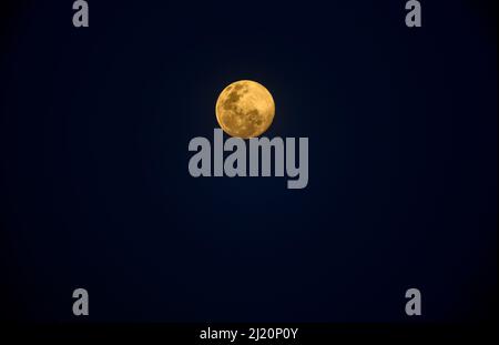 Vollmond in der Nacht, klarer, dunkler Himmel. Stockfoto