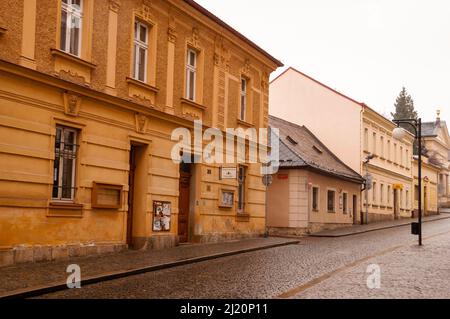 Die Klabalova-Straße in Kutná Hora ist eine Mischung aus architektonischen Stilen vom klassischen griechischen Wiedergebrauch bis zum böhmischen Barock in der Tschechischen Republik. Stockfoto