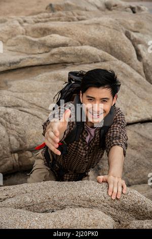 Kletterer, der seinen Partner um Hilfe bitten will - Stockfoto Stockfoto