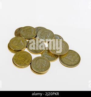 Neuseeland 26. März 2022: Neuseeländische Münzen, ein-Dollar-Münzen und zwei-Dollar-Münzen auf weißem Hintergrund. Stockfoto