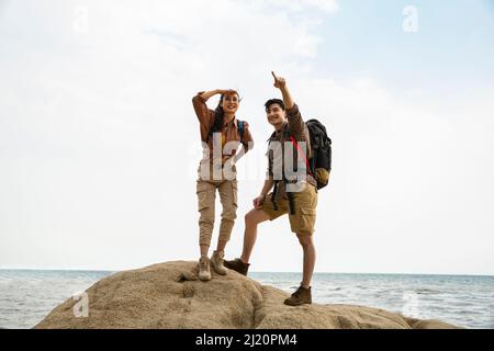 Zwei Wanderer erkunden ihr nächstes Ziel - Stock Photo Stockfoto