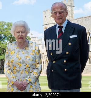 Datei-Foto vom 1/6/2020 von Königin Elizabeth II und dem Herzog von Edinburgh im Viereck von Windsor Castle vor seinem 99.. Geburtstag. Der Herzog von Edinburgh wird bei einem ergreifenden Trauergottesdienst in Westminster Abbey, London, als „Mann seltener Fähigkeiten und Auszeichnung“ in Erinnerung bleiben, bei dem Elemente, die er für seine eigene Beerdigung plante und die aufgrund der Covid-19-Beschränkungen verboten waren, erwähnt werden. Ausgabedatum: Dienstag, 29. März 2022. Stockfoto