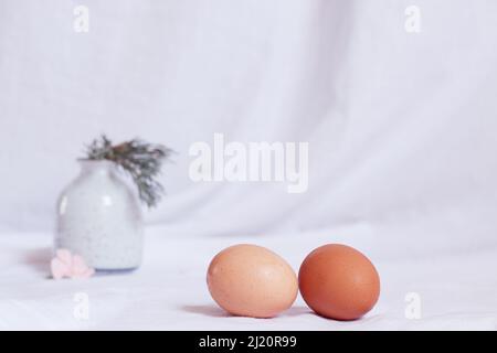Helles und luftiges, ästhetisches Osterstillleben, das die frischen und sanften Gefühle der Frühjahrssaison vermittelt Stockfoto