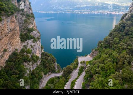 Blick auf die Strada della Forra, Tremosine, den Gardasee, die Lombardei, Italien, Europa Stockfoto