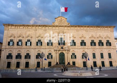 Die Auberge de Castille oder Il-Berġa ta' Kastilja war ein barockes Gasthaus aus dem Jahr 1740s und beherbergt heute das Amt des Premierministers. Valletta, Malta, Dezember Stockfoto