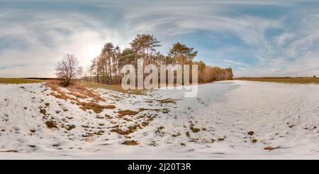 360 Grad Panorama Ansicht von Erstaunliche Landschaft mit blauem Himmel an Frühlingsbäumen ohne Gras und Grüns mit Schnee 3D kugelförmiges Panorama mit 360 Grad Betrachtungswinkel bereit für Kleinanzeigen