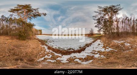 360 Grad Panorama Ansicht von Erstaunliche Landschaft mit blauem Himmel an Frühlingsbäumen ohne Gras und Grüns mit Schnee 3D kugelförmiges Panorama mit 360 Grad Betrachtungswinkel bereit für Kleinanzeigen