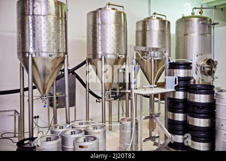 Warten auf den nächsten Stapel. Schuss von Stahltanks in einer Brauerei. Stockfoto