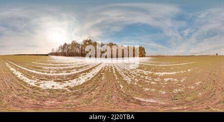 360 Grad Panorama Ansicht von Erstaunliche Landschaft mit blauem Himmel an Frühlingsbäumen ohne Gras und Grüns mit Schnee 3D kugelförmiges Panorama mit 360 Grad Betrachtungswinkel bereit für Kleinanzeigen
