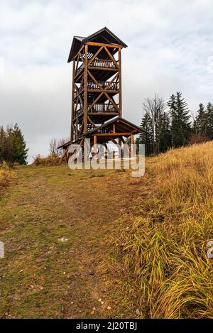 Blick Turm auf Tabor Hügel über Kysucke Nove Mesto in Javorniky Berge in der Slowakei Stockfoto