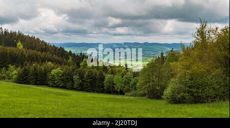 Blick von der Wiese unten Pozar Hügel Gipfel in Galle Karpaty Berge mit Valaske Prikazy Dorf und Vizovicke vrchy Berge im Hintergrund durin Stockfoto