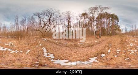 360 Grad Panorama Ansicht von Erstaunliche Landschaft mit blauem Himmel an Frühlingsbäumen ohne Gras und Grüns mit Schnee 3D kugelförmiges Panorama mit 360 Grad Betrachtungswinkel bereit für Kleinanzeigen