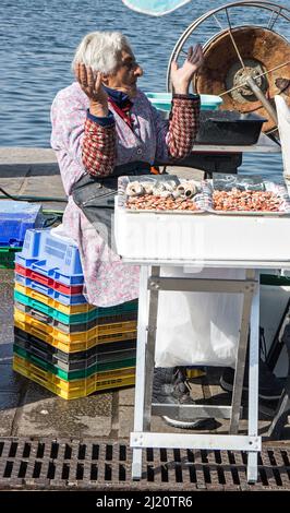 Vieux Port Marseille : Alte Frau, die Otolithen verkauft (Glücksbringer) Stockfoto