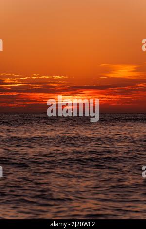 Unglaublich schöner, bester orangefarbener Sonnenuntergang oder Sonnenaufgang am Karibischen Meer in der Dominikanischen Republik. Meer, Himmel mit Wolken und Horizont. Qualitativ hochwertige Phot Stockfoto