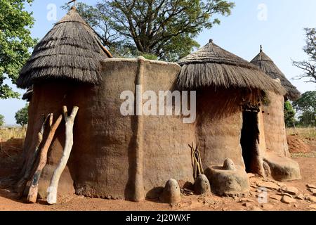 Traditionelle Häuser der Somba-Volksgruppe, wie kleine Einfamilienburgen, aus Lehm gebaut. Land der Batammariba, Benin, 2020. Stockfoto