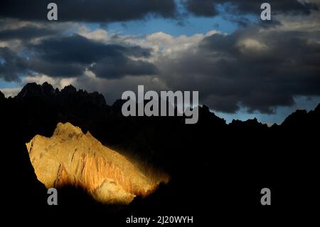 Berggipfel und Bergkämme bei Abendlicht, stürmischer Himmel darüber. Zanskar Mountains, Ladakh, Indien. September 2011. Stockfoto