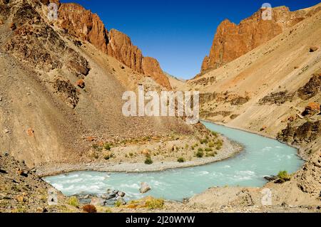 Tsarap River mit hellblauem Wasser aus der Gletscherschmelze und dem umliegenden Tal. Zanskar, Ladakh, Indien. September 2011. Stockfoto