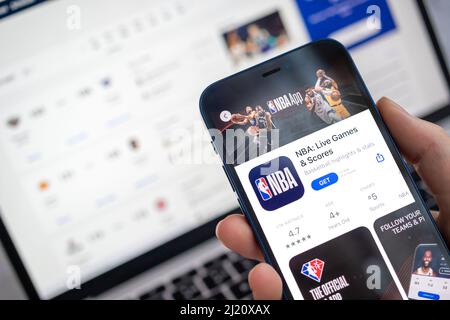 Poltava, Ukraine - 22. März 2022: NBA-App auf dem Handy-Bildschirm. Frau mit NBA Live Games und Scores Anwendung, Symbol Nahaufnahme Foto Stockfoto