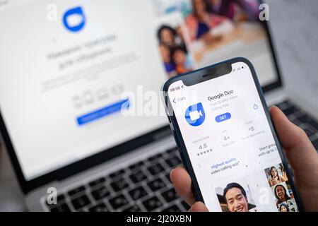 Poltava, Ukraine - 22. März 2022: Google Duo App auf dem Handy-Bildschirm. Frau mit Google Duo-Anwendung, Symbol Nahaufnahme Foto Stockfoto