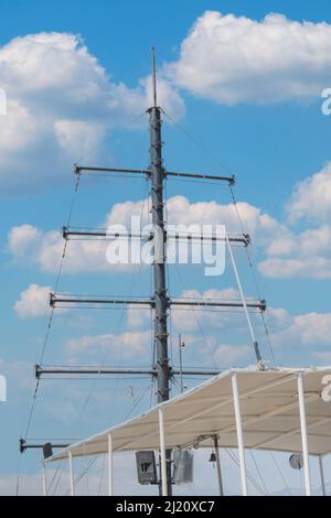 Detaillierte Nahaufnahme des Masts rigging Top auf Segel Boot während der Kreuzfahrt, Schuß auf blauen Himmel. Marine Objekte Konzept. Stockfoto