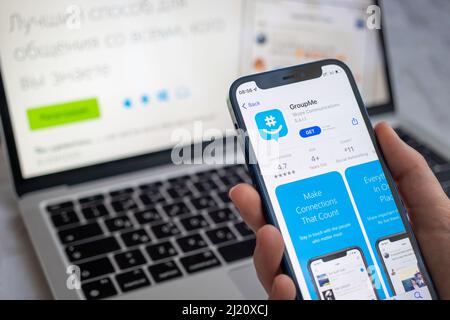 Poltava, Ukraine - 22. März 2022: GroupMe App auf dem Handy-Bildschirm. Frau, die die Group Me-Anwendung verwendet, Symbol Nahaufnahme Foto Stockfoto