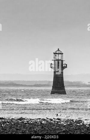 Der Leuchtturm von Whiteford Point liegt vor der Küste bei Whiteford Point in der Nähe von Whiteford Sands Stockfoto