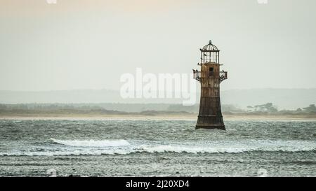 Der Leuchtturm von Whiteford Point liegt vor der Küste bei Whiteford Point in der Nähe von Whiteford Sands Stockfoto