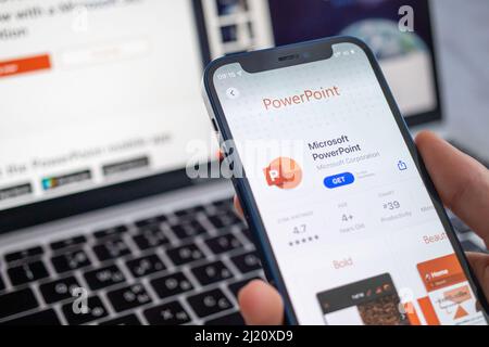 Poltava, Ukraine - 22. März 2022: PowerPoint-App auf dem Handy-Bildschirm. Frau mit Microsoft PowerPoint-Anwendung, Symbol Nahaufnahme Foto Stockfoto