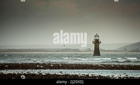 Der Leuchtturm von Whiteford Point liegt vor der Küste bei Whiteford Point in der Nähe von Whiteford Sands Stockfoto