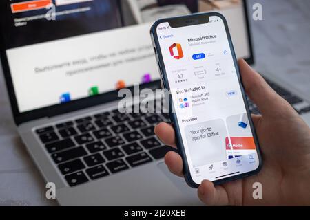 Poltava, Ukraine - 22. März 2022: Microsoft Office-App auf dem Handy-Bildschirm. Frau, die Microsoft Office 365-Anwendung verwendet, Symbol Nahaufnahme p Stockfoto