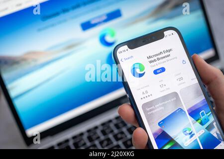 Poltava, Ukraine - 22. März 2022: Microsoft Edge App auf dem Handy-Bildschirm. Frau mit Microsoft Edge Browser-Anwendung, Symbol Nahaufnahme p Stockfoto