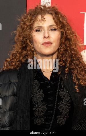 New York, USA. 28. März 2022. Bernadette Peters nimmt am 28. März 2022 an der Eröffnungsnacht zur Wiederbelebung der Plaza Suite von Neil Simon im Hudson Theatre in New York Teil. (Foto von Lev Radin/Sipa USA) Quelle: SIPA USA/Alamy Live News Stockfoto