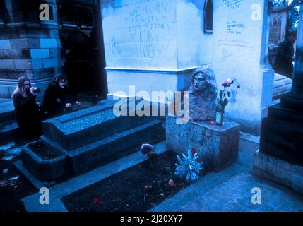 Das Grab von Jim Morrison auf dem Friedhof Pere Lachaise Paris Frankreich Stockfoto