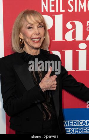 New York, NY - 28. März 2022: Elaine Joyce Simon nimmt an der Eröffnungsnacht zur Wiederbelebung der Plaza Suite von Neil Simon im Hudson Theatre Teil Stockfoto