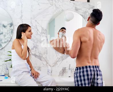 Erfrischung für den kommenden Tag. Aufnahme eines jungen Paares, das gemeinsam zu Hause durch die morgendliche Routine geht. Stockfoto