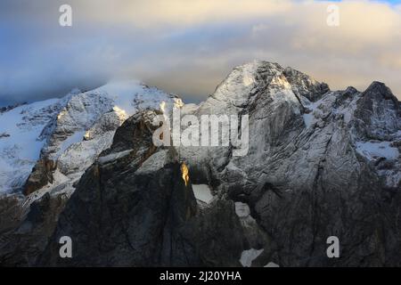 Südtirol Marmolata, Marmolada, Dolomiten, Panorama mit atemberaubender Wolkenstimmung und dramatischer Lichtstimmung in den Dolomiten in Italien Stockfoto