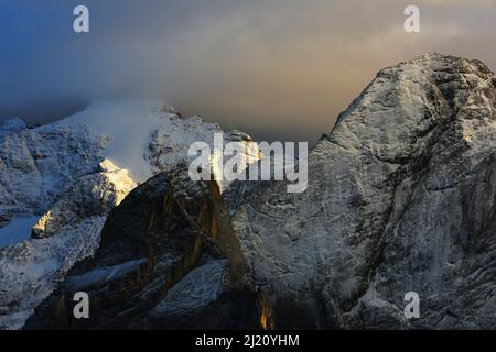 Südtirol Marmolata, Marmolada, Dolomiten, Panorama mit atemberaubender Wolkenstimmung und dramatischer Lichtstimmung in den Dolomiten in Italien Stockfoto