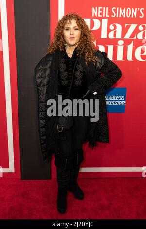 New York, NY - 28. März 2022: Bernadette Peters nimmt an der Eröffnungsnacht zur Wiederbelebung der Plaza Suite von Neil Simon im Hudson Theatre Teil Stockfoto