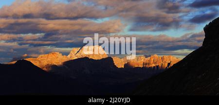 Alpen, Dolomiten, Dolomiti, Südtirol, Italien, leuchtende Gipfel der Felsen und Berge vom Gadertal und atemberaubenden Wolken Stockfoto