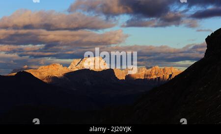 Alpen, Dolomiten, Dolomiti, Südtirol, Italien, leuchtende Gipfel der Felsen und Berge vom Gadertal und atemberaubenden Wolken Stockfoto