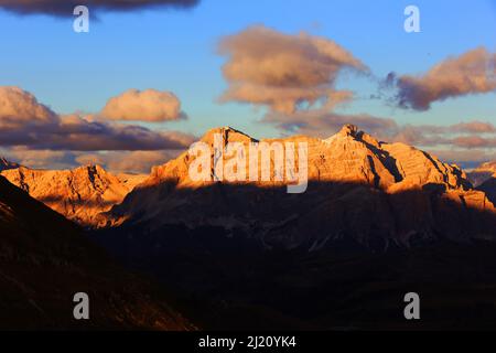 Alpen, Dolomiten, Dolomiti, Südtirol, Italien, leuchtende Gipfel der Felsen und Berge vom Gadertal und atemberaubenden Wolken Stockfoto