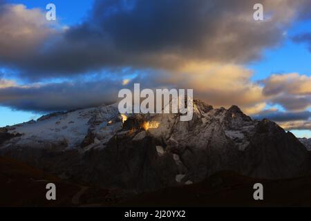 Südtirol Marmolata, Marmolada, Dolomiten, Panorama mit atemberaubender Wolkenstimmung und dramatischer Lichtstimmung in den Dolomiten in Italien Stockfoto