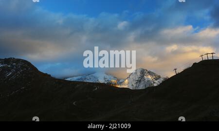 Südtirol Marmolata, Marmolada, Dolomiten, Panorama mit atemberaubender Wolkenstimmung und dramatischer Lichtstimmung in den Dolomiten in Italien Stockfoto