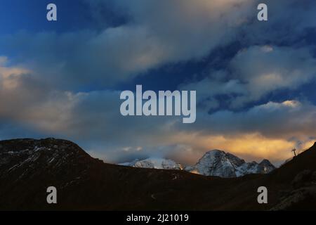 Südtirol Marmolata, Marmolada, Dolomiten, Panorama mit atemberaubender Wolkenstimmung und dramatischer Lichtstimmung in den Dolomiten in Italien Stockfoto